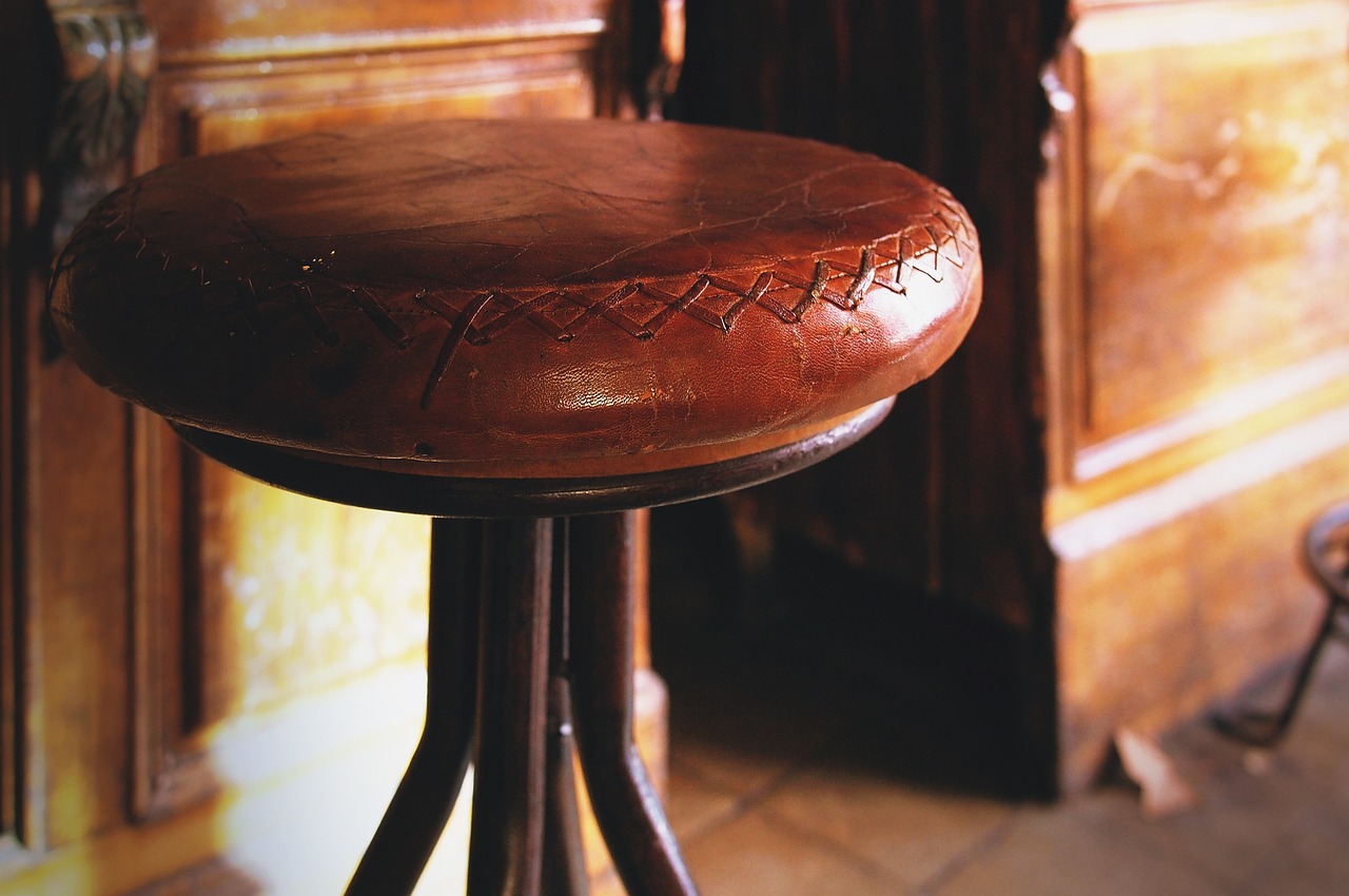 Chaise en bois avec des détails en cuir