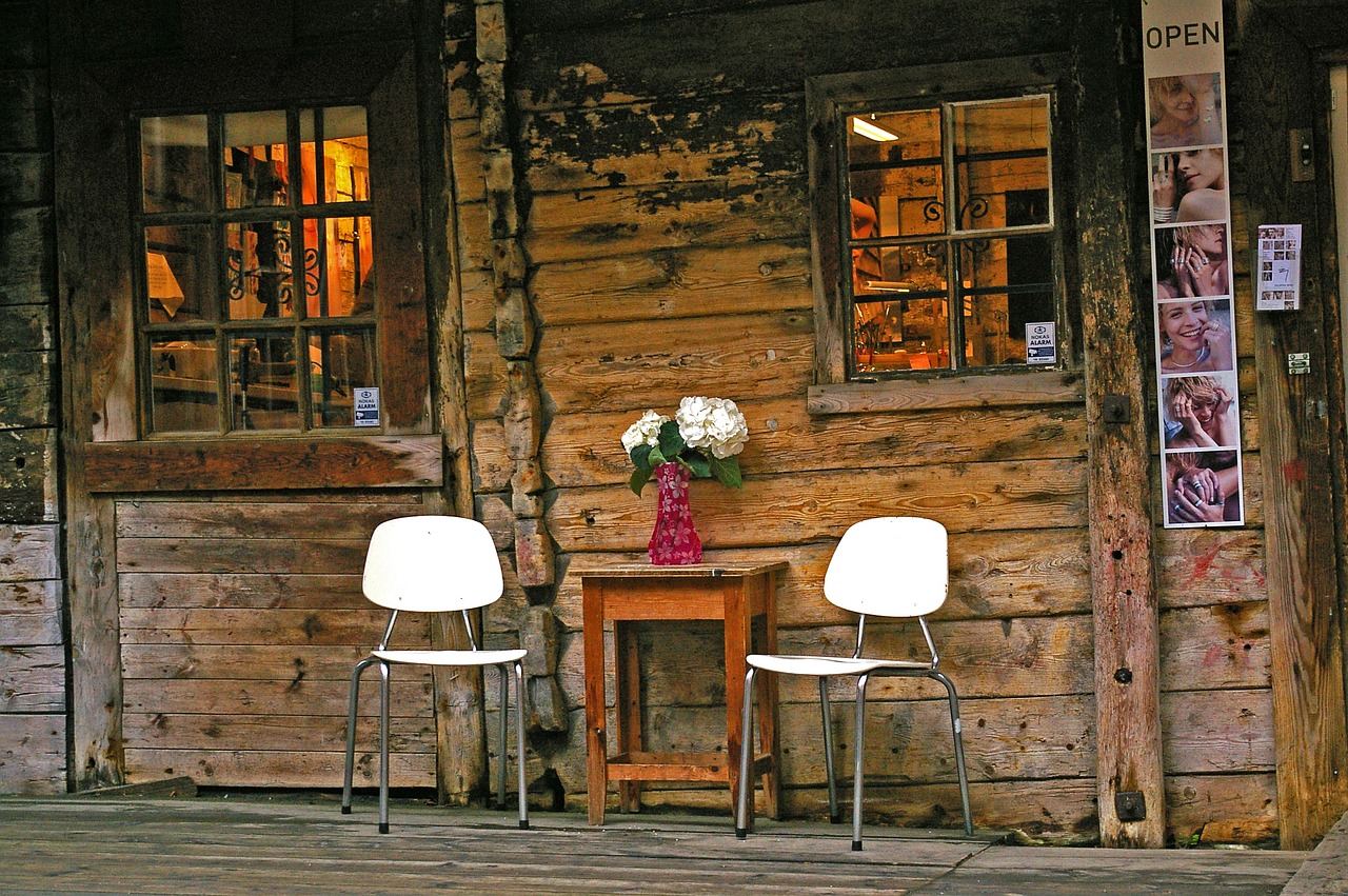 une chaise scandinave en bois avec des coussins