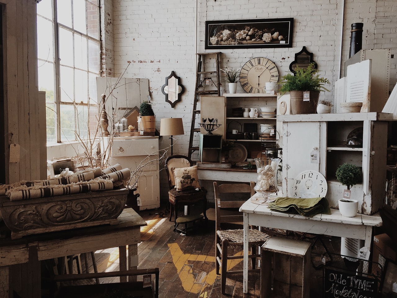 Une cuisine vintage avec des meubles en bois et des objets de collection