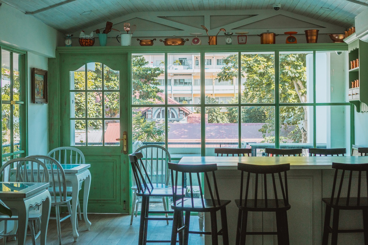 Une cuisine vintage avec des meubles en bois et des objets de collection