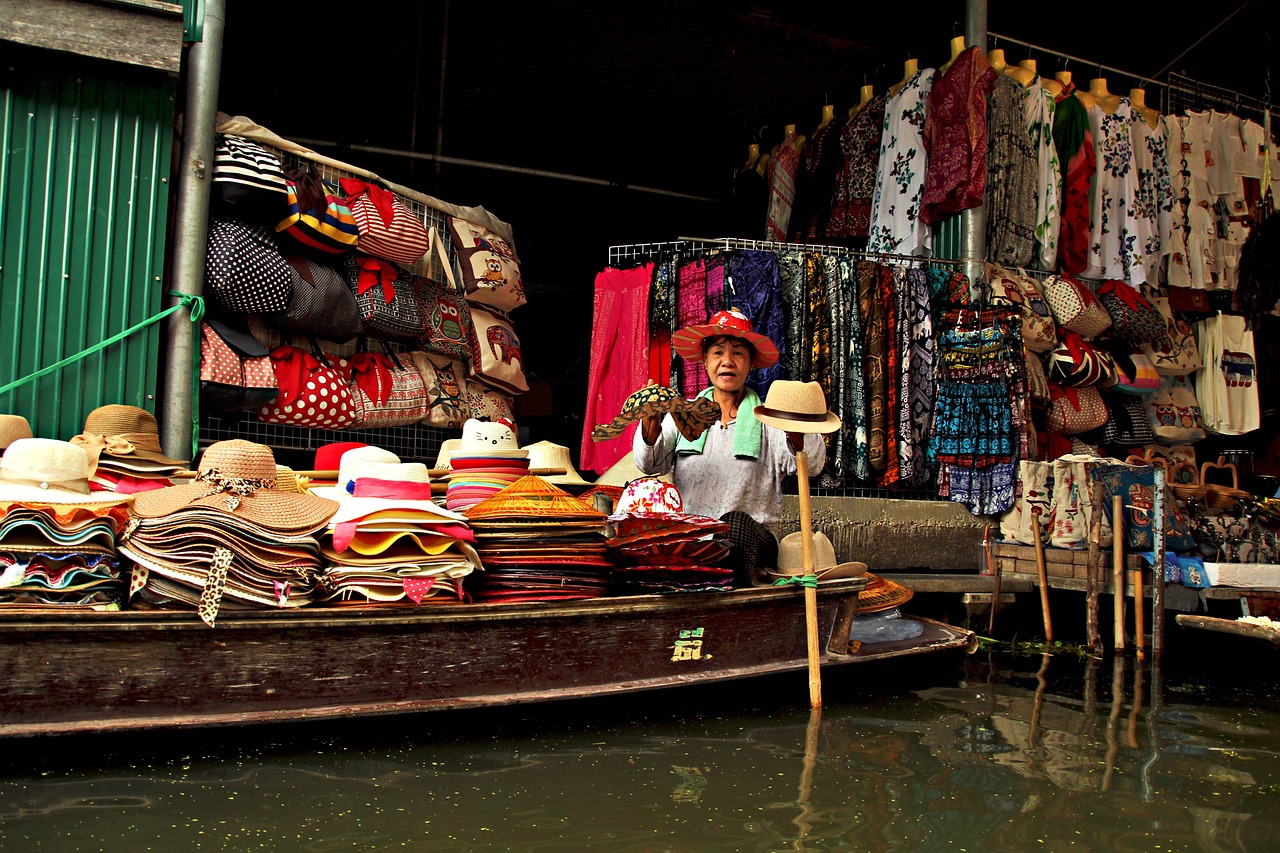 une femme chine des pièces vintage dans une brocante