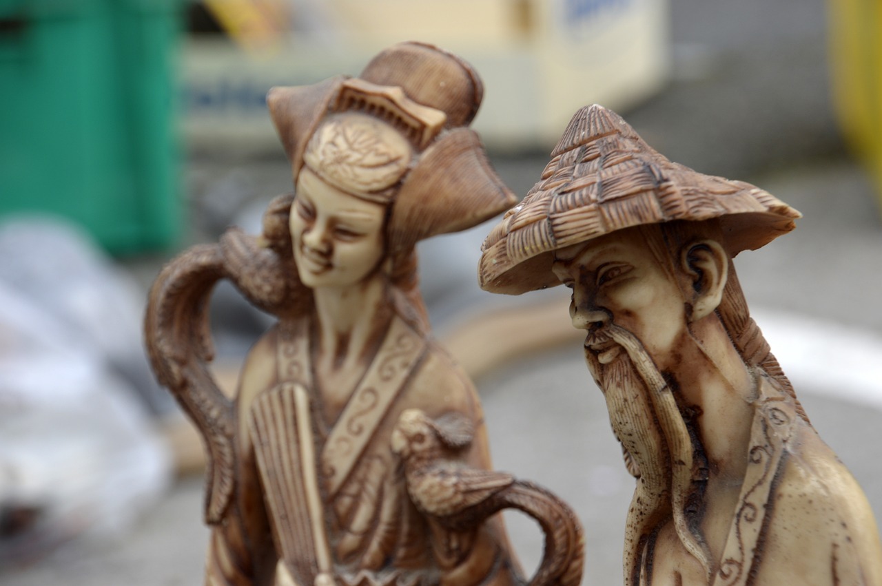 une femme qui chine dans une brocante