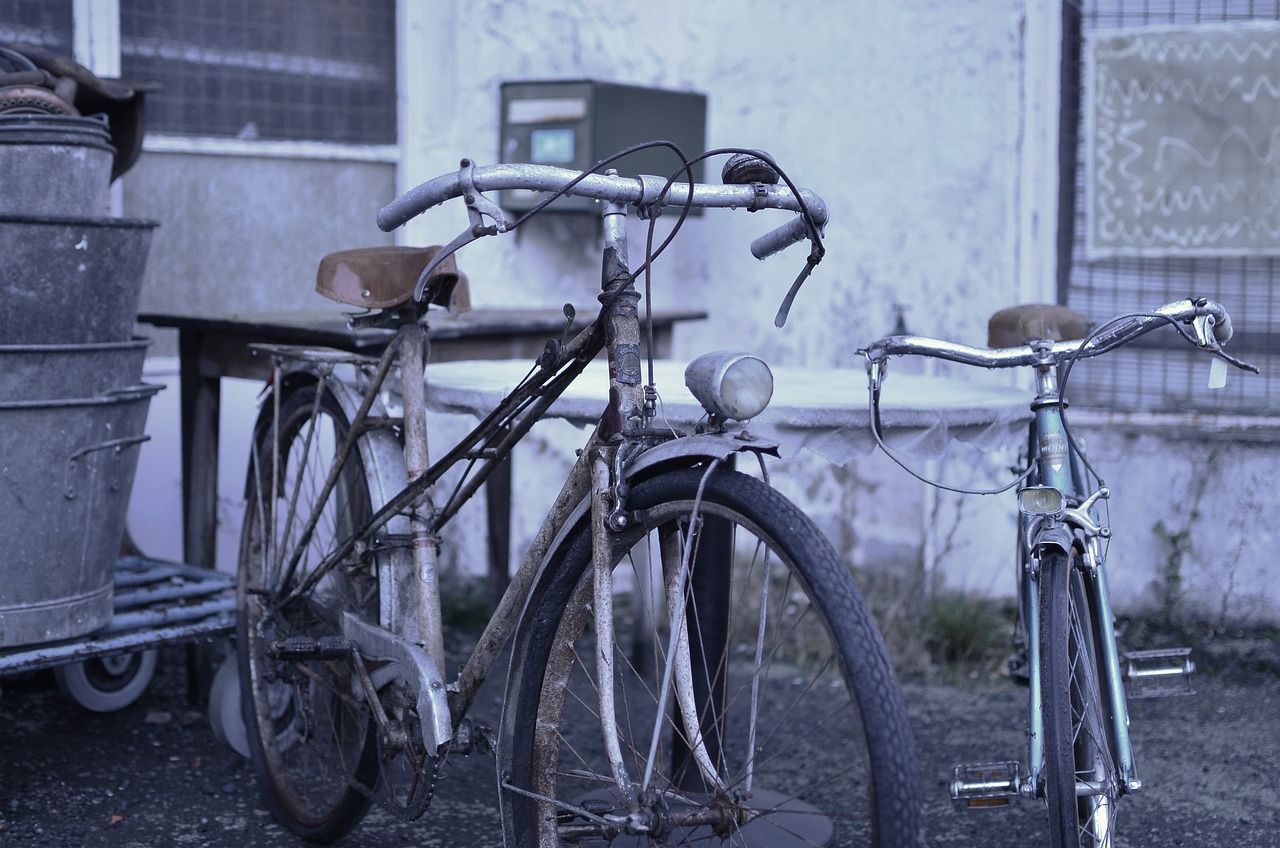 Une personne cherche des objets dans une brocante.