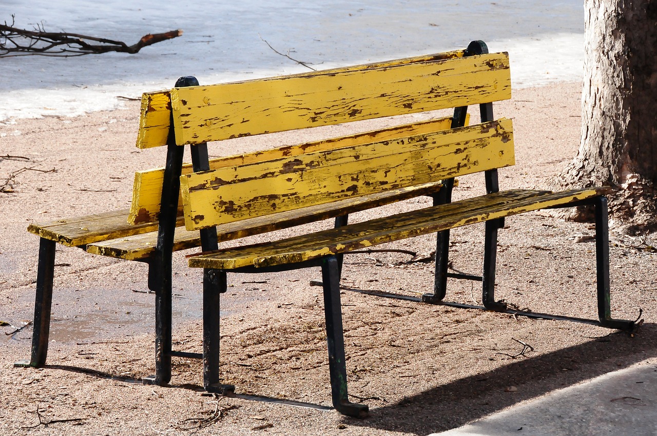 Une personne tient une chaise vintage dans une brocante.