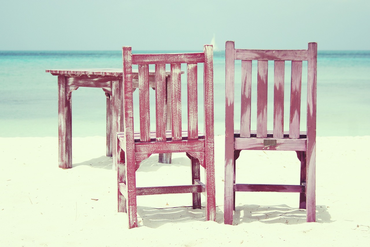 une vieille chaise en bois