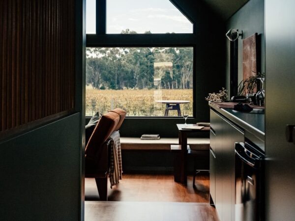 découvrez un salon contemporain alliant élégance et confort avec des lignes épurées, des couleurs neutres et un mobilier design pour un espace de vie moderne et accueillant.