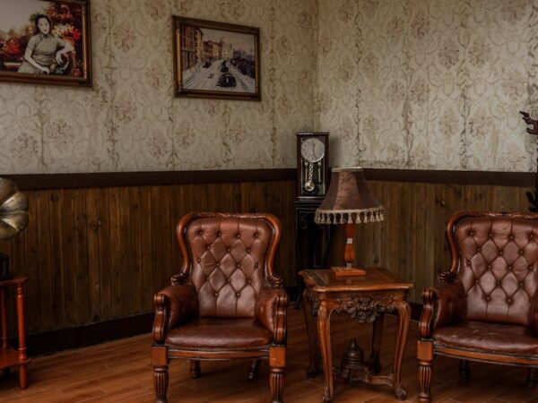 découvrez des pièces de mobilier iconiques qui allient design intemporel et fonctionnalité pour sublimer votre intérieur.