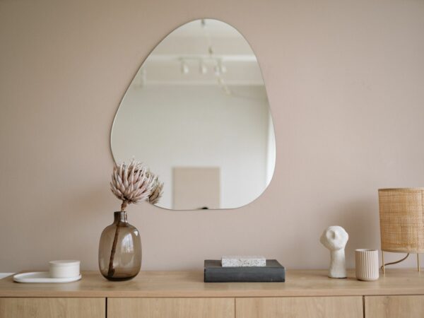 Accessoires de décoration vintage dans un intérieur rétro chaleureux
