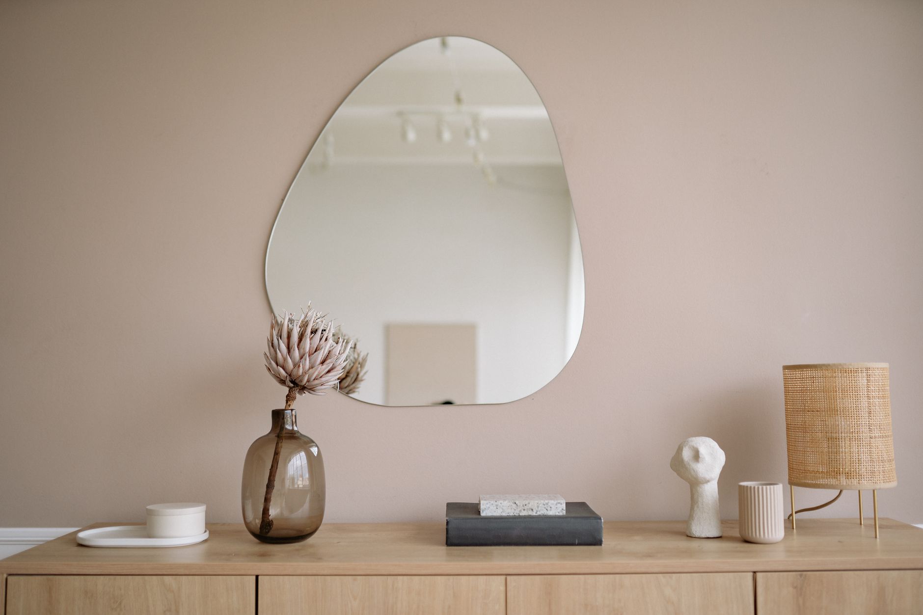 Accessoires de décoration vintage dans un intérieur rétro chaleureux