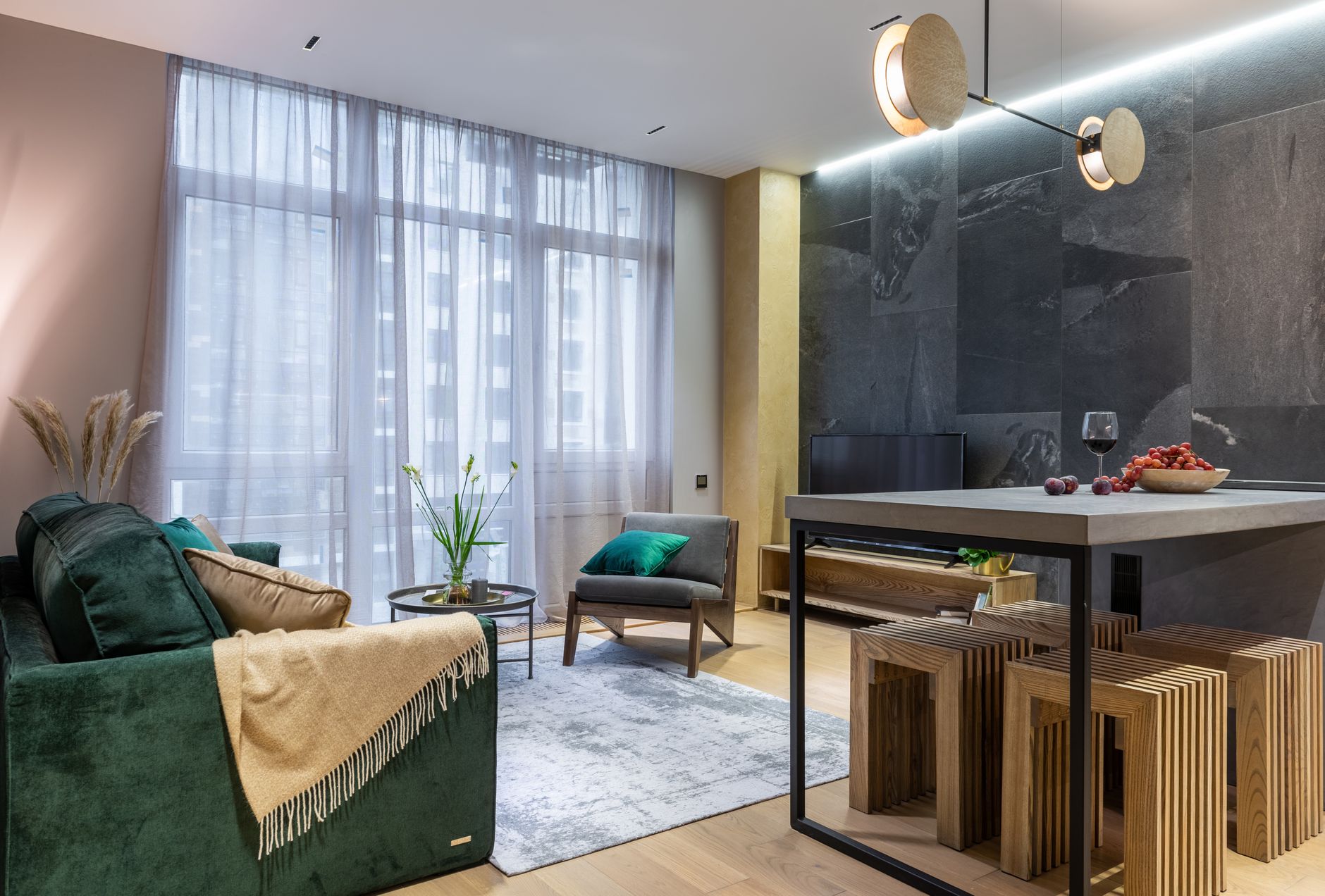 Meuble vintage en bois dans un intérieur rétro, inspiration pour choisir un globe bar vintage