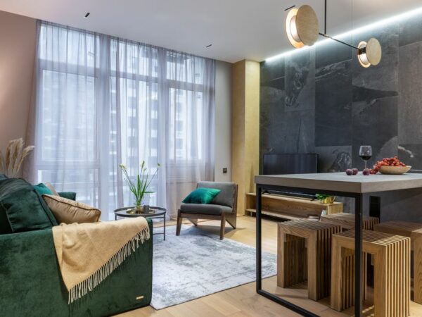 Meuble vintage en bois dans un intérieur rétro
